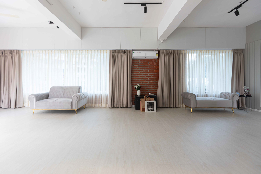 Open shooting floor with large windows and curtain setup