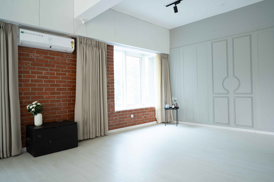 Secondary room area with windows and desk setup